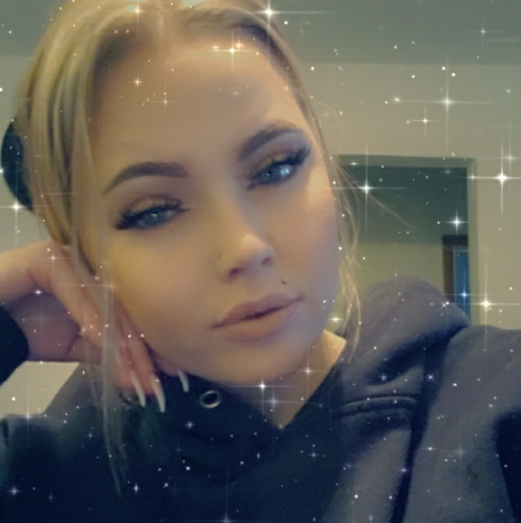 Meet your Posher, Stephanie - Picture 2 of 4